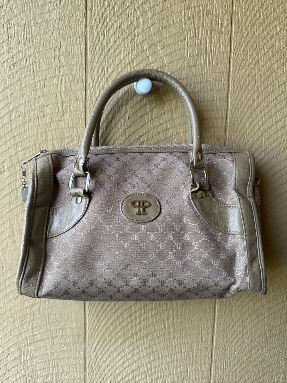 Beautiful VTG Paco Paris satchel bag in a neutral taupe